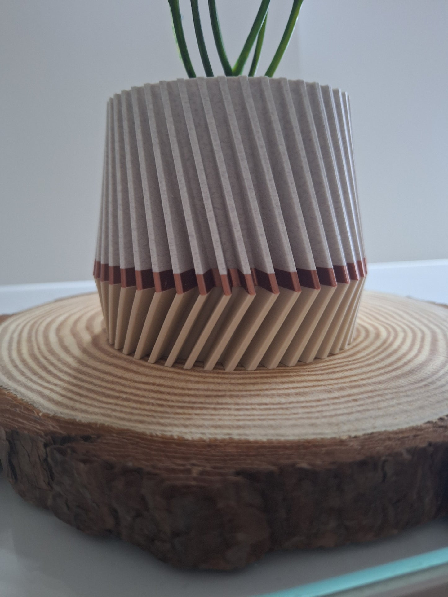 Twisted fins plant pot