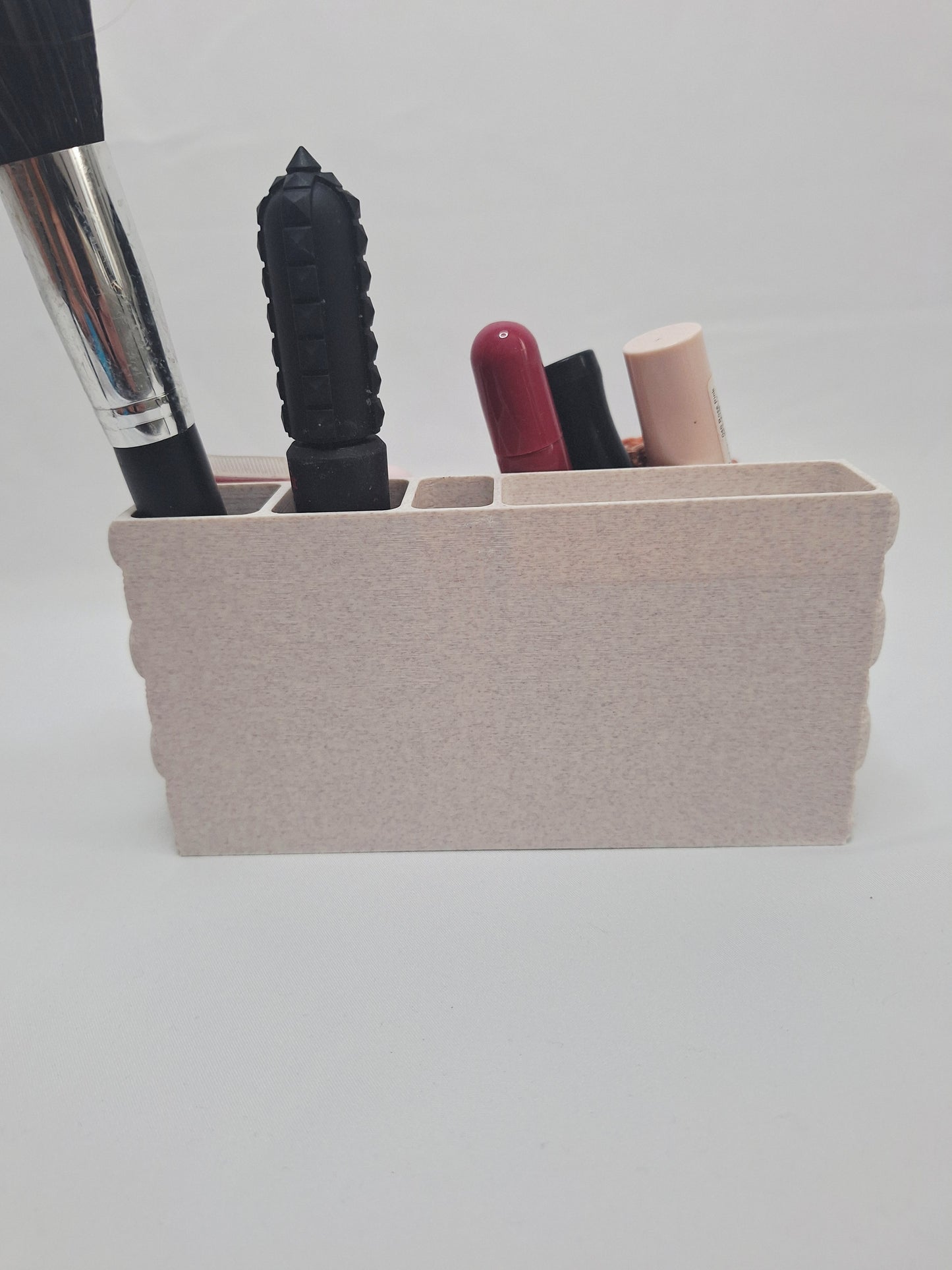 Make up holder that looks like it is inflated