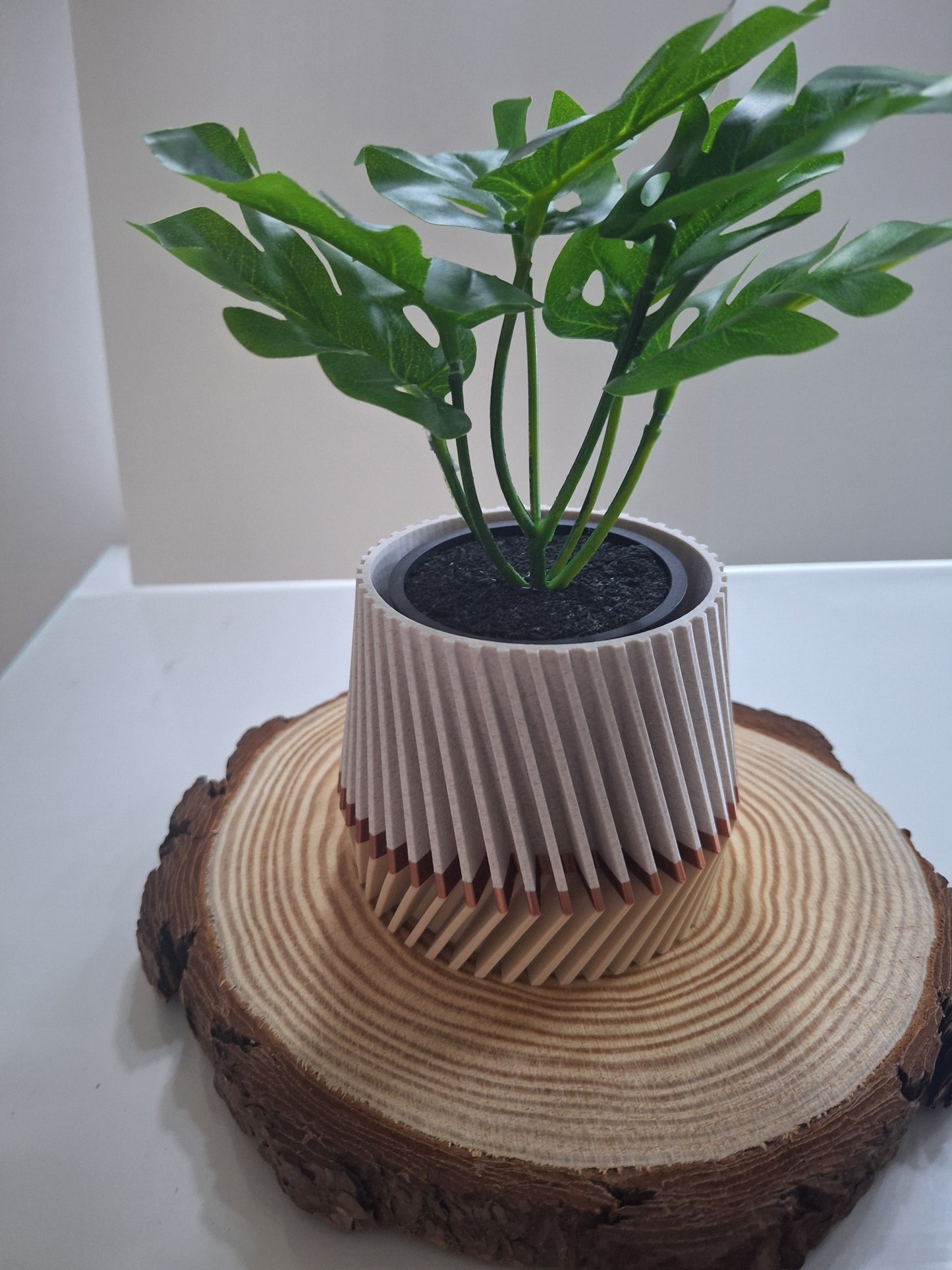 Twisted fins plant pot