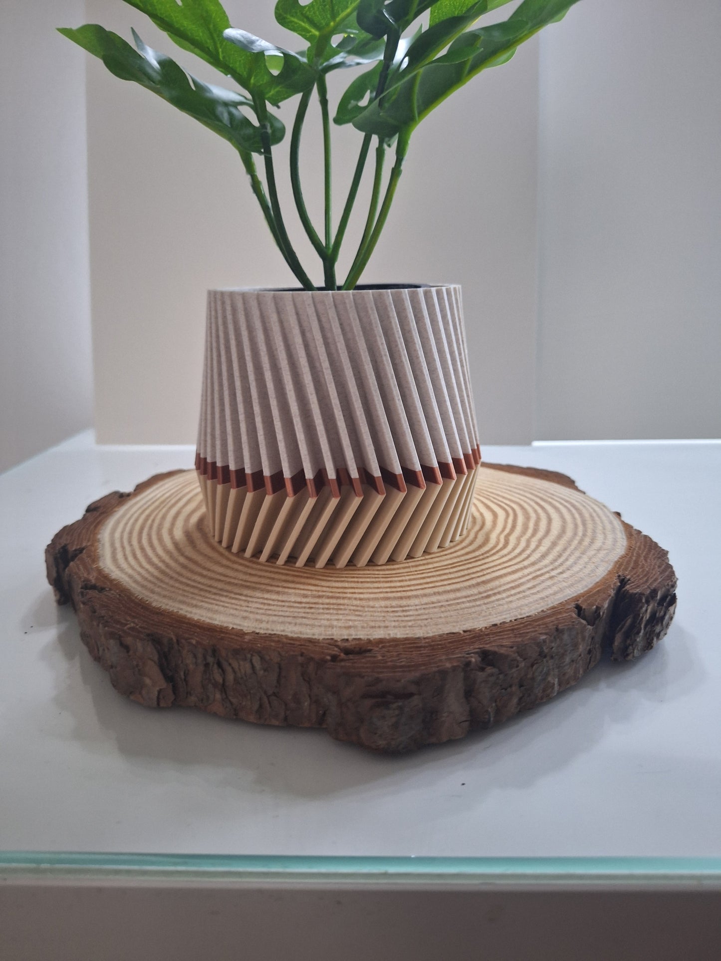 Twisted fins plant pot