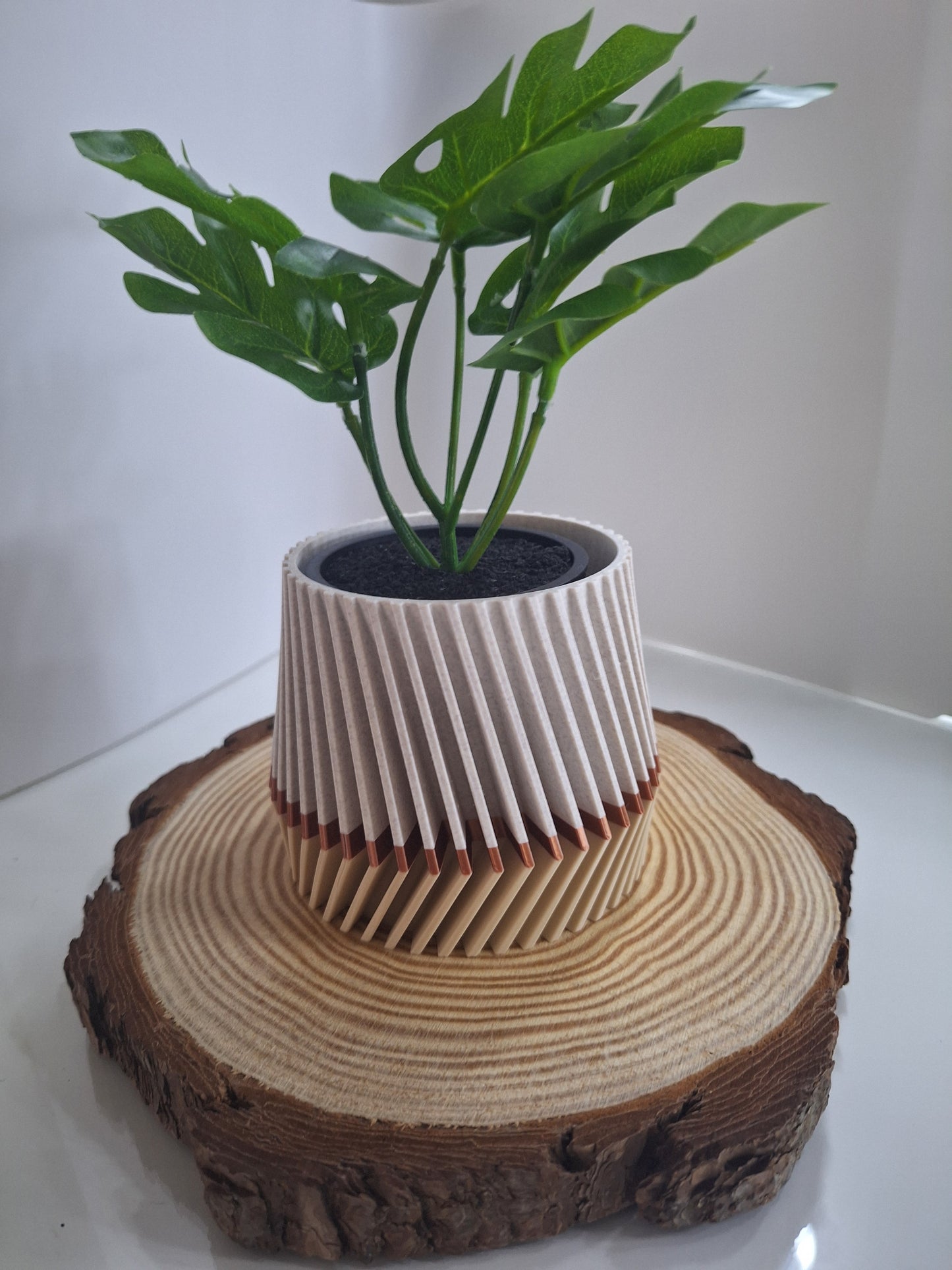 Twisted fins plant pot