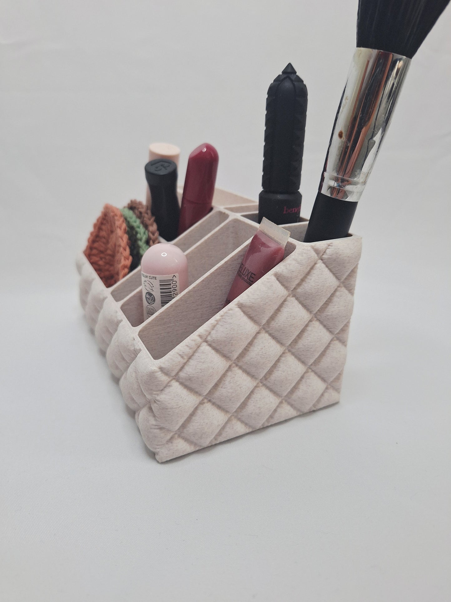 Make up holder that looks like it is inflated