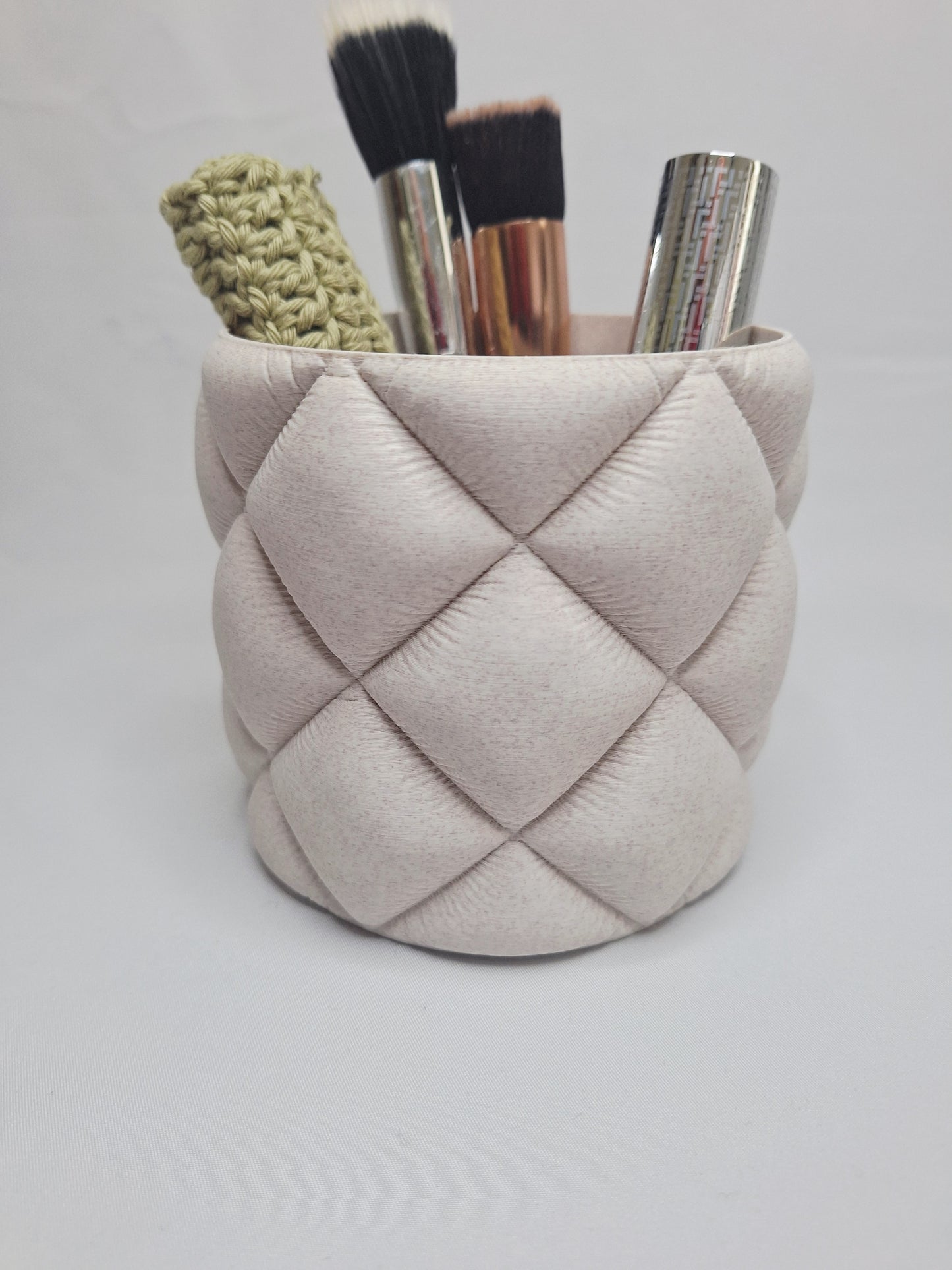 3D Printed Quilted Makeup Brush Holder – Cylinder Organiser in Cedar Speckle PLA | Handmade in UK