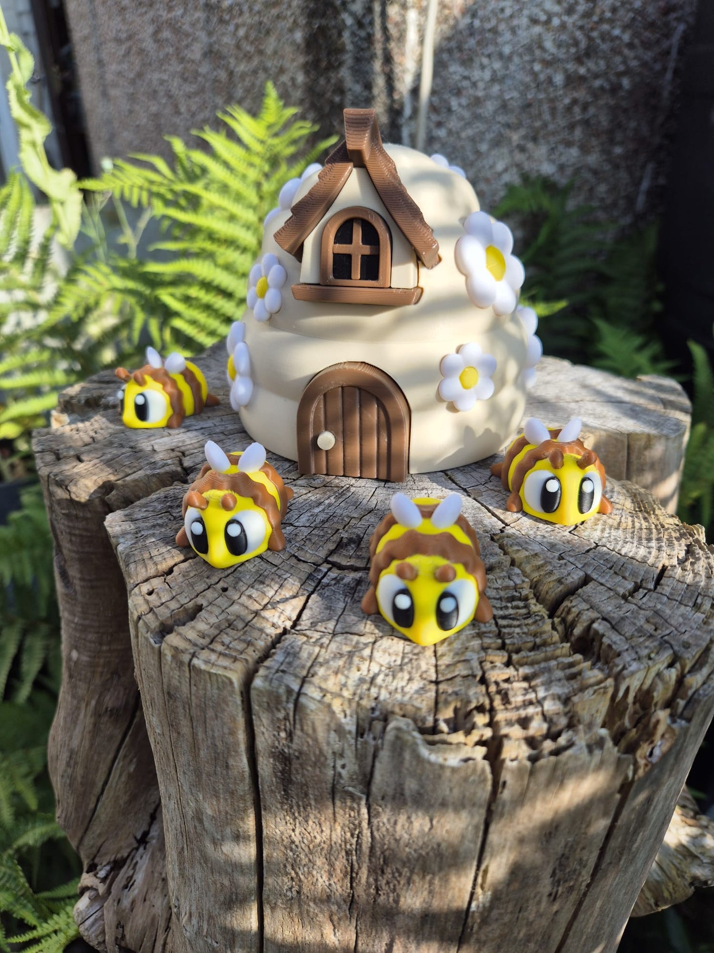 Bee hive and a family of articulated bees