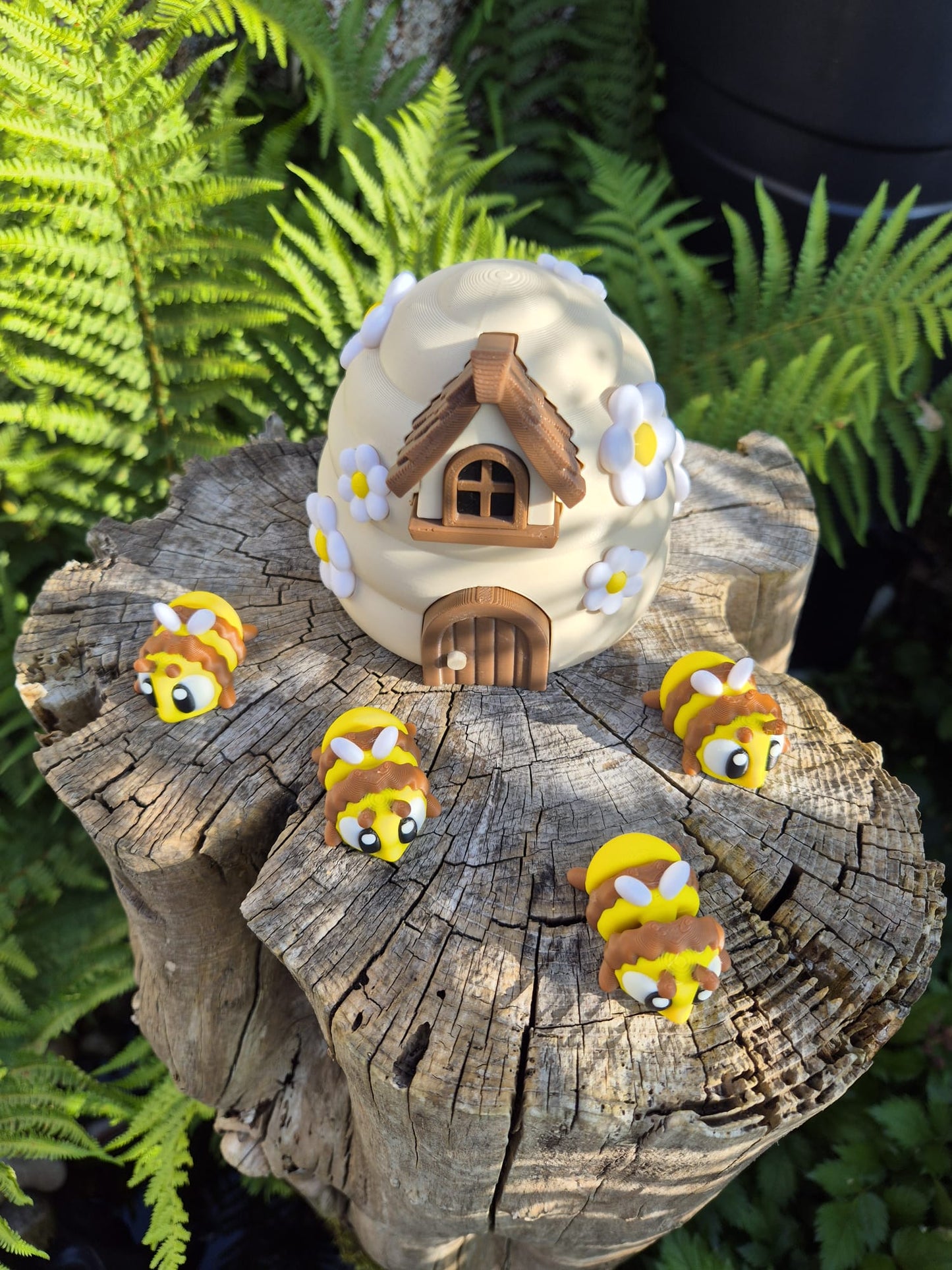 Bee hive and a family of articulated bees