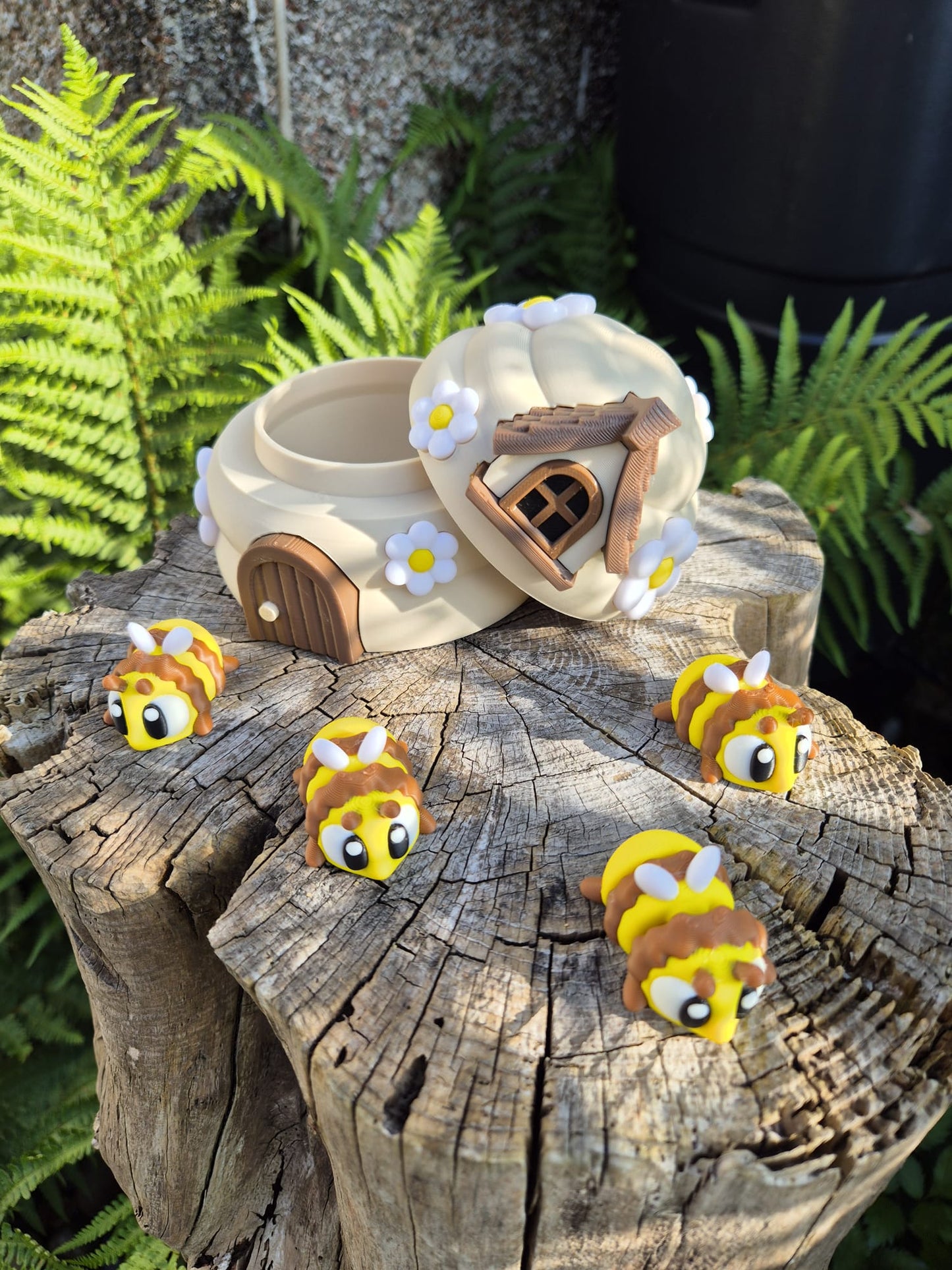 Bee hive and a family of articulated bees