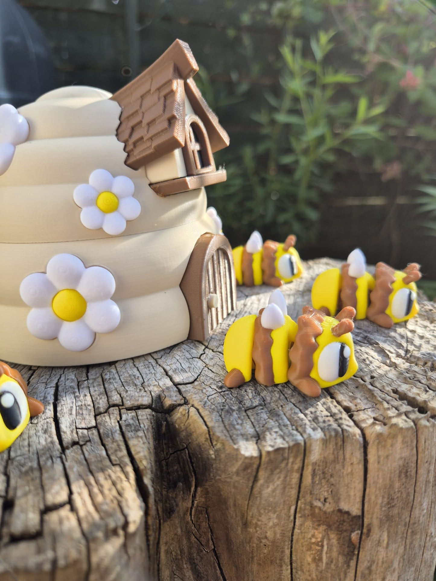 Bee hive and a family of articulated bees