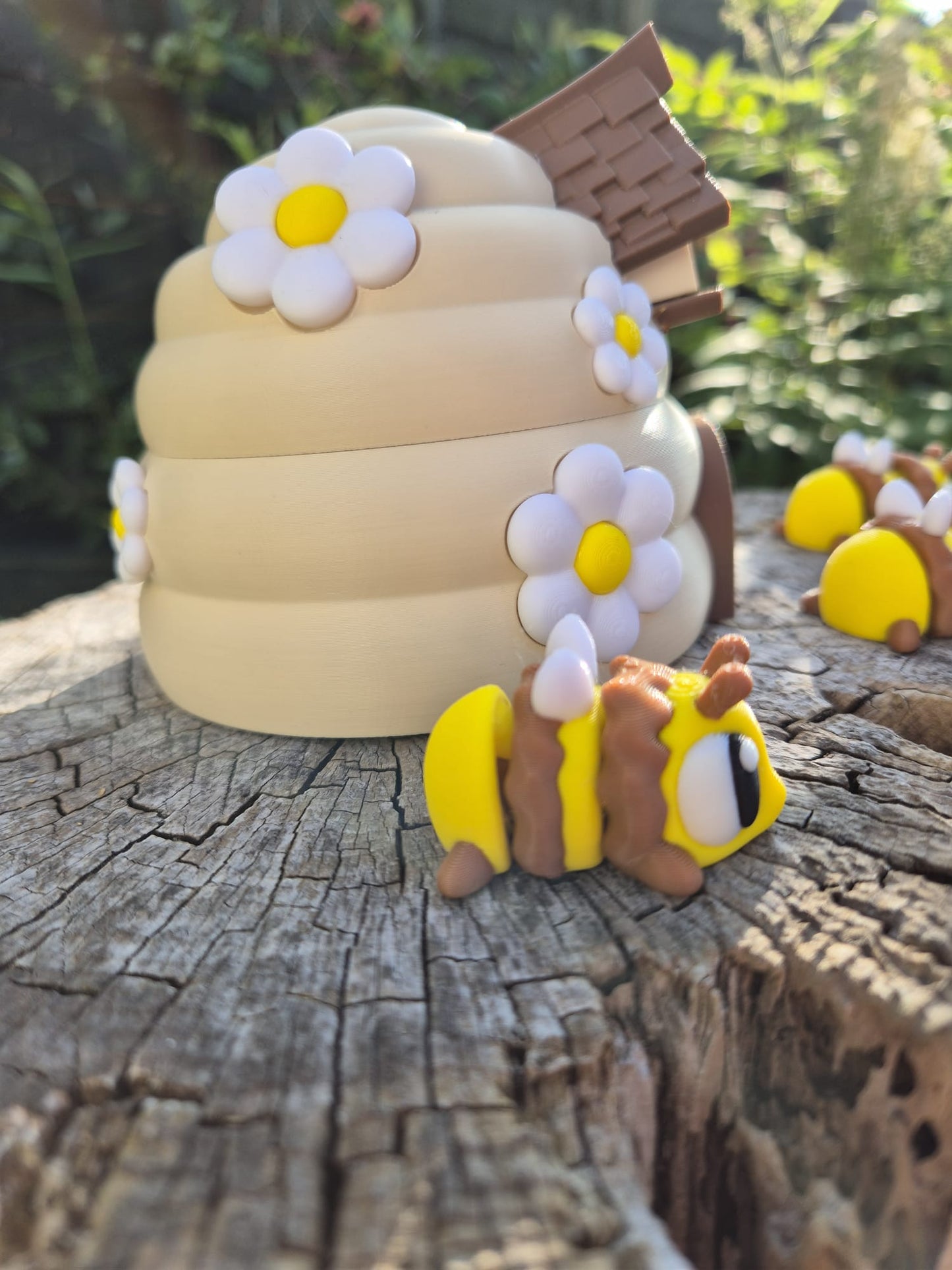 Bee hive and a family of articulated bees