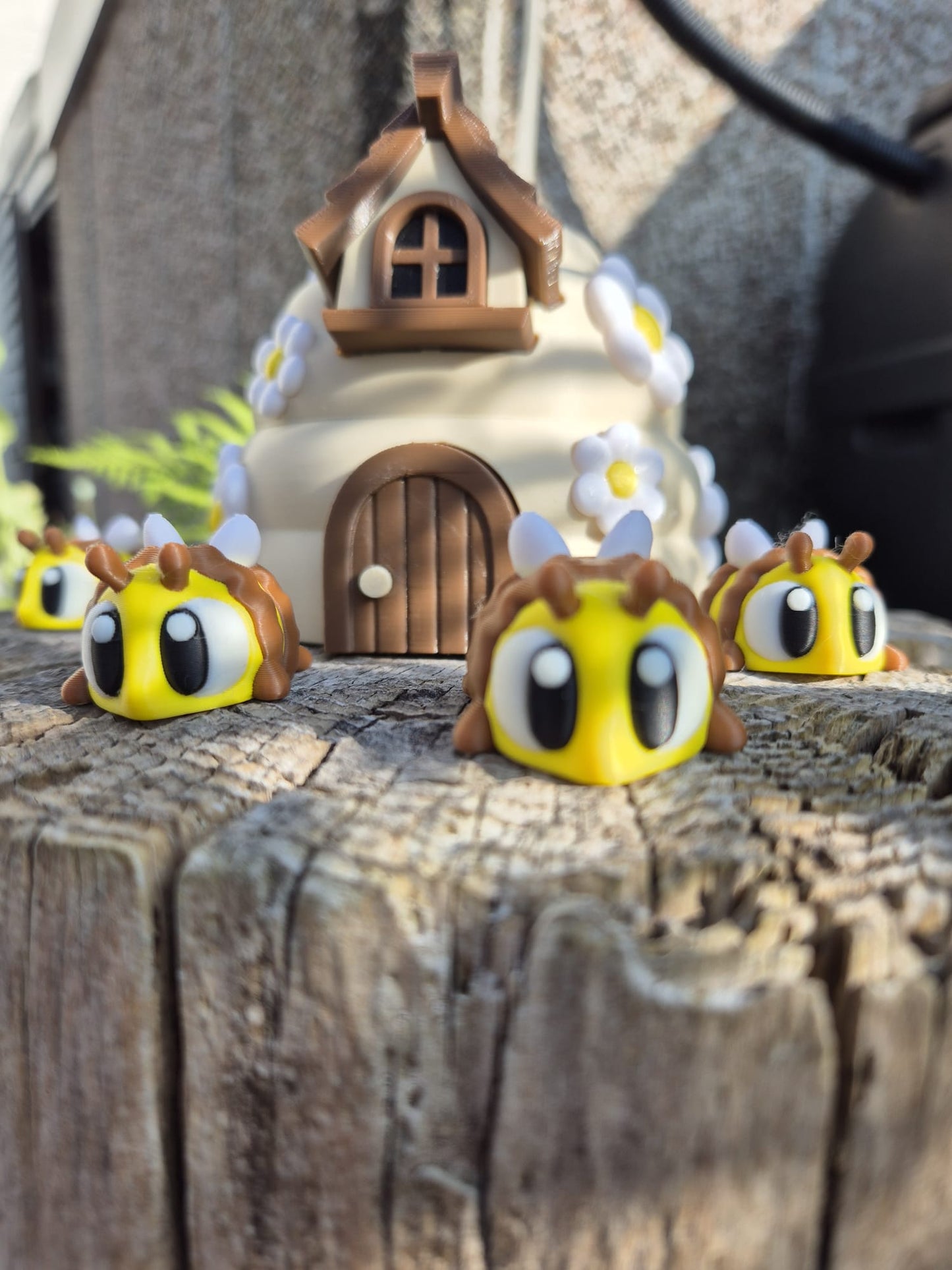 Bee hive and a family of articulated bees