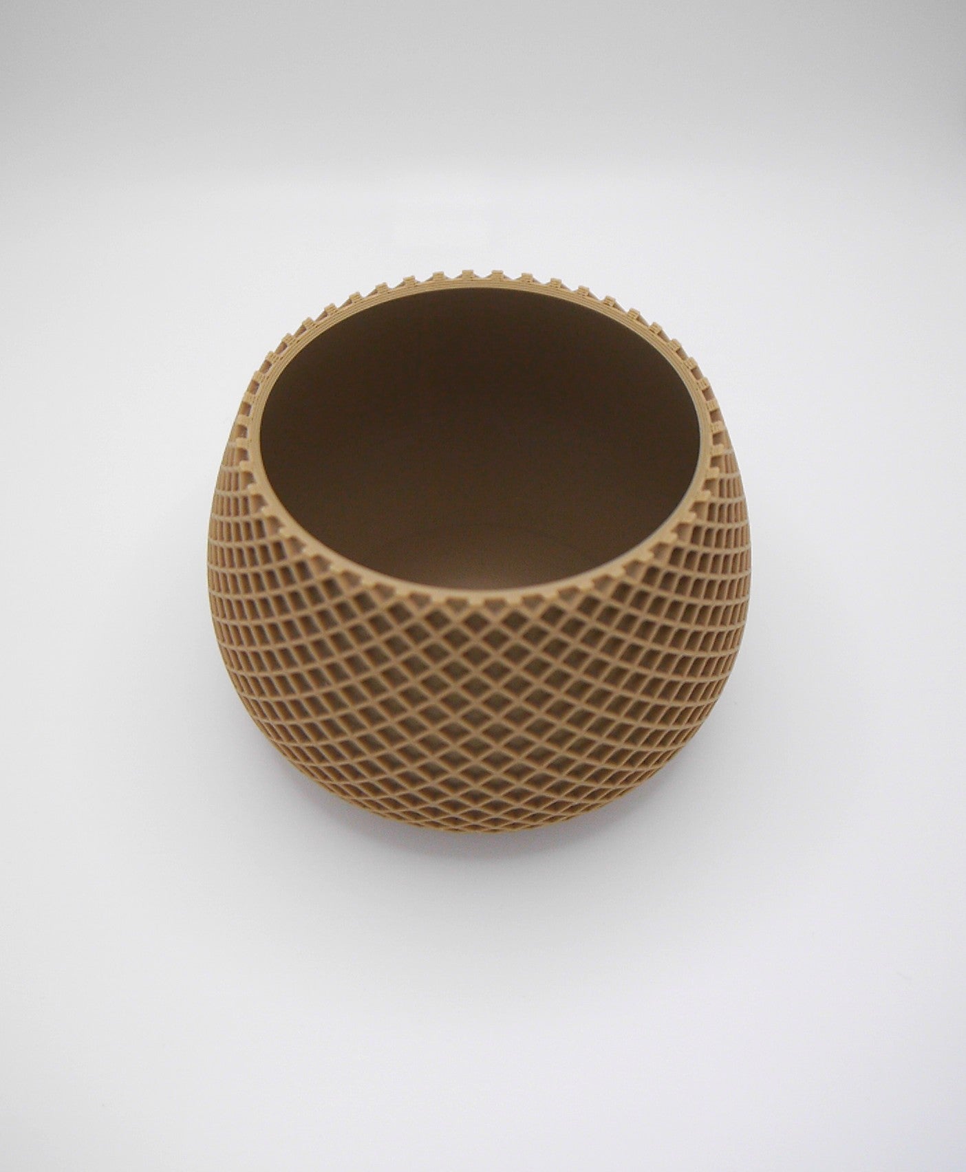 Round diamond patterned plant pot